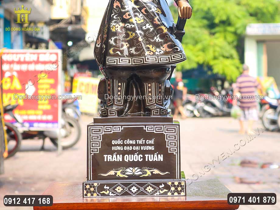 Phần ch&acirc;n đế được đ&uacute;c theo khối h&igrave;nh trụ chắc chắn, vững ch&atilde;i